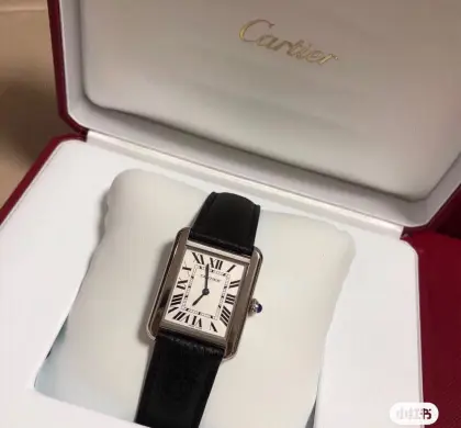 2021年最新爆款 彩色面坦克、TankSolo卡地亚坦克系列复古腕表,字面采用立体凸出,TANK 坦克系列!316L精钢版,情侣对表,进口瑞士机芯,三码合一.尺寸24MMX31MM.细节打磨,指针颜色,把头弧度,进口意大利🇮🇹 牛皮表带,配贴码,颜色分配:白壳 玫瑰金壳.